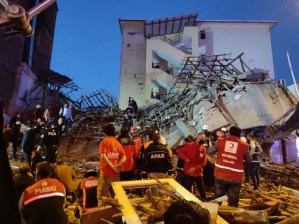 Más de 20 personas fueron rescatadas con vida tras derrumbe de un edificio en Turquía