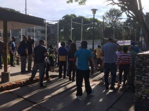 Centro electoral Alberto Ravell en El Valle presenta retrasos por ausencia de miembros de mesas (FOTO)