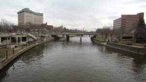 Afectados por agua contaminada en una ciudad de Míchigan recibirán más de 600 millones de dólares