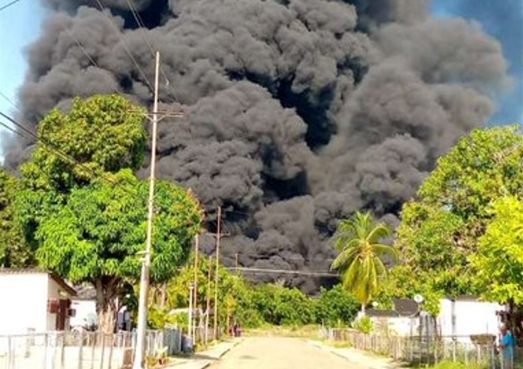 En IMÁGENES: Reportaron humareda en campos petroleros de Lagunillas, Zulia