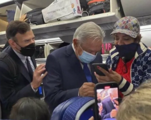 Revelan la identidad del supuesto hijo de López Obrador usando una chaqueta Gucci de alto valor (Foto)