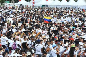 Solo pan y horas de sol: Las denuncias tras el concierto en Caracas por el Récord Guinness