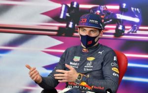 Verstappen lanzó irónico comentario contra la FIA y Hamilton previo al GP de Arabia Saudita