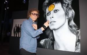Murió Mick Rock, el fotógrafo que inmortalizó a las estrellas de la música de los 70