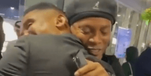 ¡Conmovedor! Reencuentro al borde de las lágrimas entre Ronaldinho y Eto’o da la vuelta al mundo: “Estás viejo, eh” (VIDEO)
