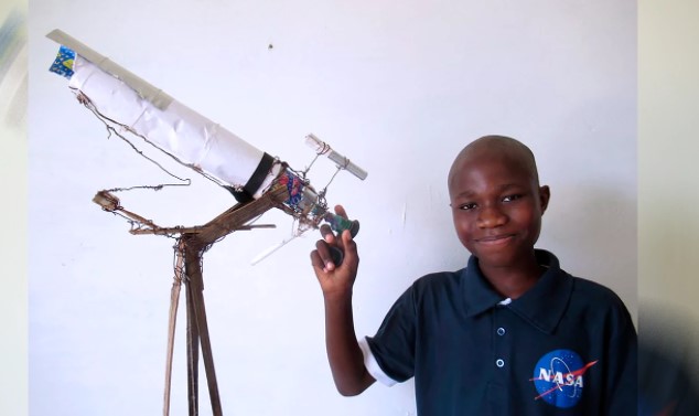 Malick, el niño de Senegal que fabricó un telescopio con alambres, cajas y latas de refresco (Fotos)