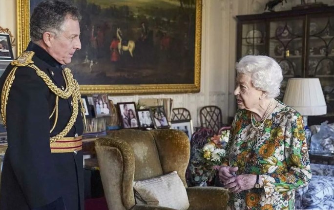 La reina Isabel II reaparece con muy buen aspecto tras sus últimos problemas de salud (Fotos)