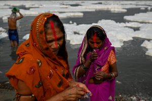 Un río sagrado de India quedó cubierto por una espuma tóxica: Devotos se bañaron durante ritual religioso (FOTOS)