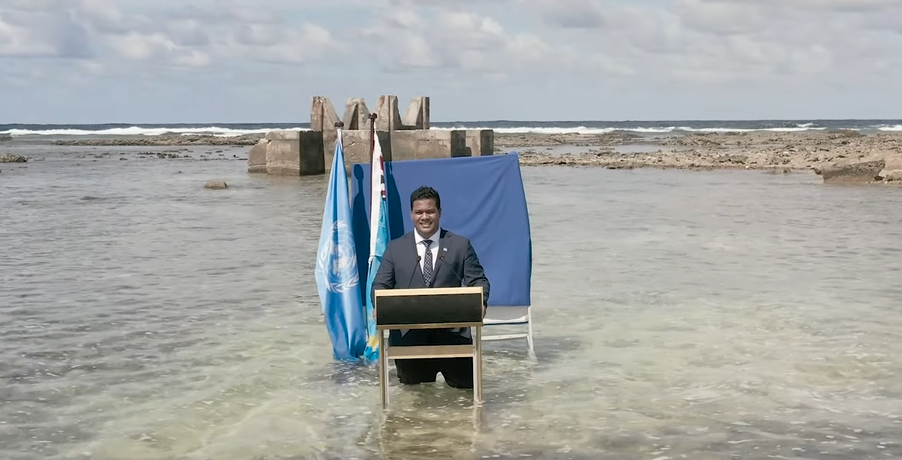 ¡Impactante! Ministro de una isla polinesia se filma con el agua hasta la cintura para mostrar los efectos del cambio climático (VIDEO)