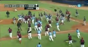 Se armó tremenda tángana entre jugadores de Cardenales y Caribes tras un pelotazo (Video)