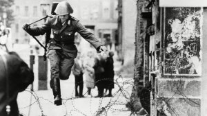 El trágico destino del primer alemán que saltó el Muro de Berlín en busca de la libertad