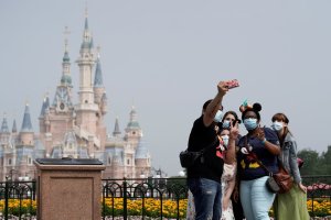 Régimen chino encerró a más de 30 mil personas en Disneyland Shanghái tras un caso de Covid