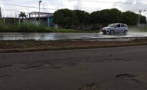 No llega agua por las tuberías, pero se pierden miles de litro en la Av. Libertador de Ciudad Bolívar (FOTOS)
