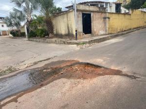 El agua que NO hay en las casas, se desperdicia en las calles por tuberías rotas en Ciudad Bolívar