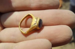 ¿Será efectivo? Arqueólogos hallaron antiguo anillo para “evitar la resaca”