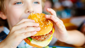 ¡Ponle fin a los antojos! Por qué algunos alimentos engañan al cerebro humano