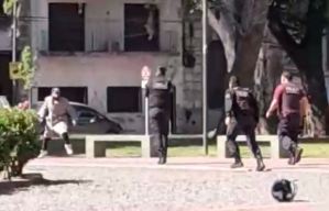 VIDEO: Delincuente atacó a policías en Argentina y terminó recibiendo dos balazos