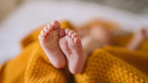 Retrasar el pinzamiento del cordón umbilical salva vidas en bebés prematuros