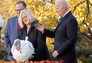 Biden indulta a pavos por Acción de Gracias: Peanut Butter y Jelly vivirán para ver un nuevo amanecer (VIDEO)