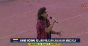 ¡Bochornoso! Este cantante olvidó la letra del himno nacional en el clásico Caracas-Táchira (Video)