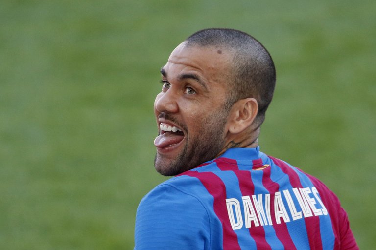Dani Alves aseguró que no gastaría dinero en Haaland e indicó a quién debe fichar el Barça