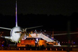Gobernador DeSantis amenazó con tomar medidas por vuelos secretos de migrantes a Florida