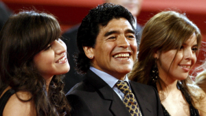 Líos familiares, conspiraciones y disputas: la polémica sigue salpicando a Maradona un año después de su muerte