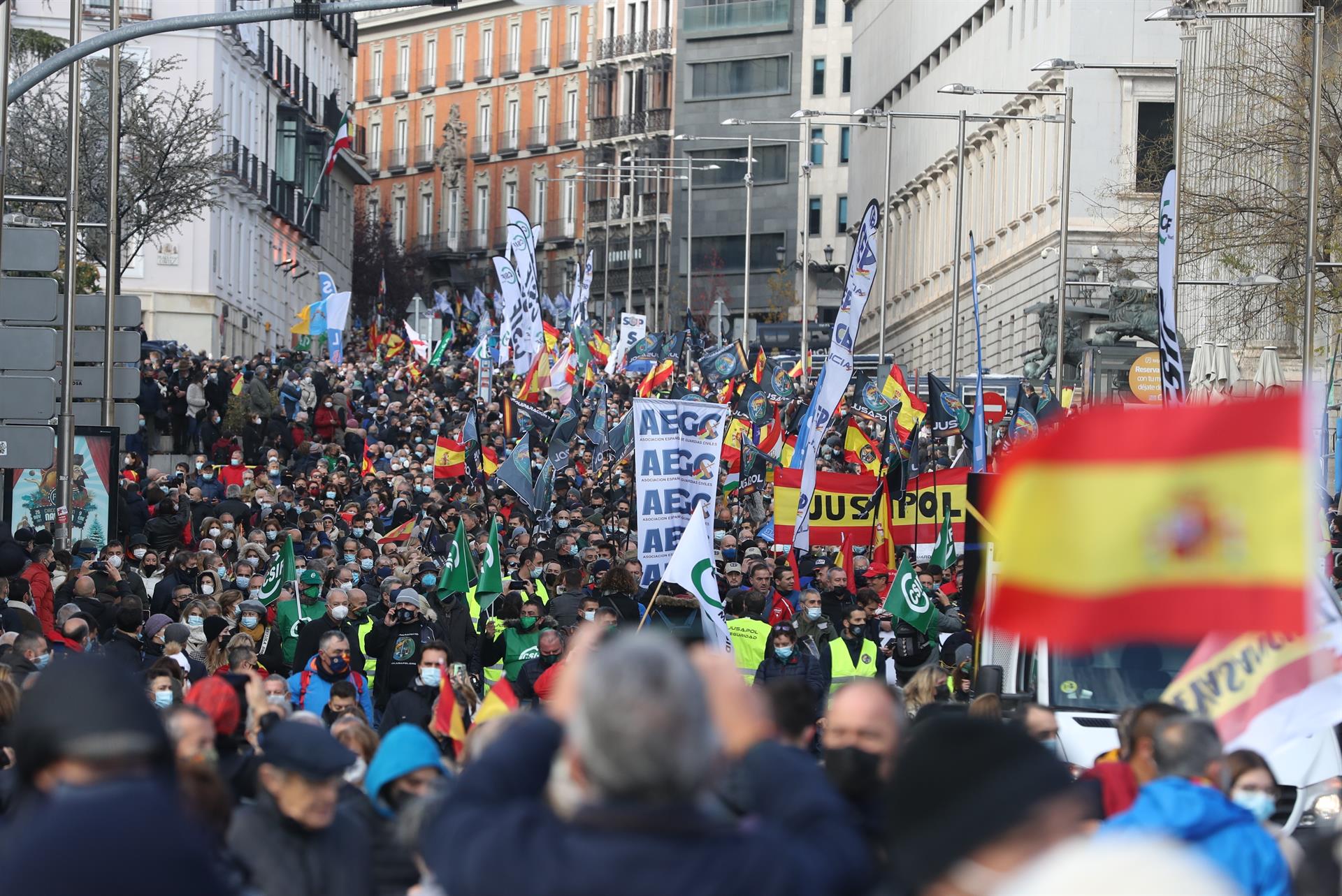 Miles de policías protestan en España contra una reforma legal del Gobierno