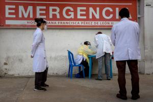 Monitor Salud denuncia escasez de mascarillas y guantes en hospitales venezolanos