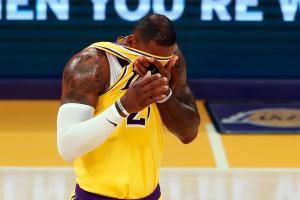 La NBA multó a LeBron James por hacer un gesto obsceno durante un partido