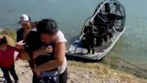 Patrulla Fronteriza de EEUU rescató a una niña venezolana de cinco años abandonada en Río Bravo (VIDEO)