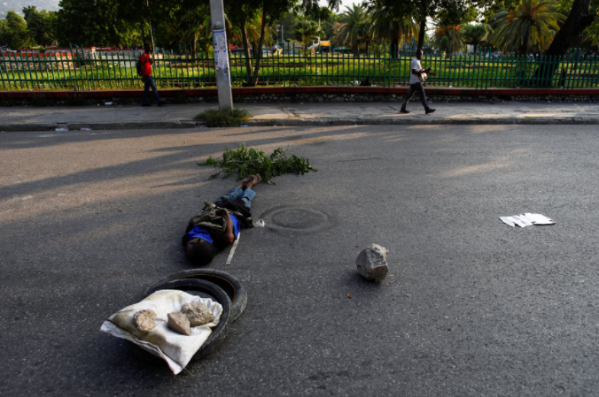 Un cadáver permaneció durante horas frente al Palacio Nacional de Haití