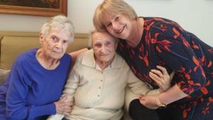 Tres hermanas cuentan cómo sobrevivieron al terror de Auschwitz “con una sonrisa”