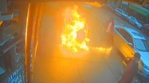 Video: Lanzó una bomba molotov a un establecimiento en Brooklyn