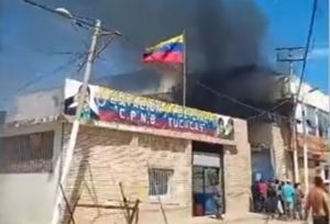 Reportaron incendio de un vehículo en la sede policial de Tucacas (Foto y video)