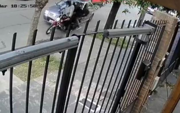 EN VIDEO: Motorizado venezolano fue arrollado en Argentina, el culpable se dio a la fuga