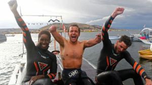 Nadador paralímpico francés completó kilométrica travesía en lago Titicaca (Videos)