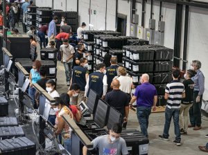 Observadores de la UE en Venezuela visitaron almacén de máquinas de votación (Fotos)