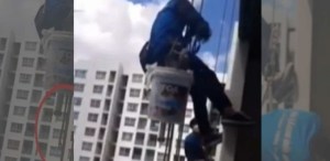 Vio a dos pintores aparecer en su ventana del piso 26 y les cortó la cuerda de la que colgaban (VIDEO)