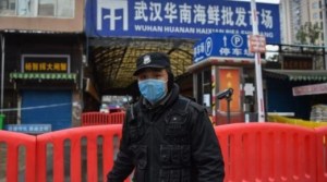 Científico señaló a un vendedor del mercado de Wuhan como el “paciente cero” de la pandemia