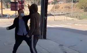 Profesor chino recurrió al kung-fu para desarmar a un ladrón, recreó el incidente y la grabación se hace viral