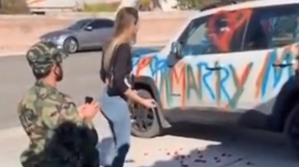 Insólita propuesta en EEUU: Soldado le pidió matrimonio a su novia pintándole el auto y ella corrió a lavarlo (VIDEOS)