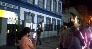 Varios centros electorales siguen operativos en Caracas pese a que no hay votantes (Video)
