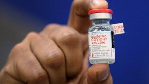 La FDA retrasa la vacuna de Moderna en menores por posibles problemas cardíacos