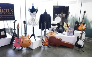 La guitarra de Keith Richards y el bajo de Paul McCartney son subastados en Los Ángeles (FOTO)