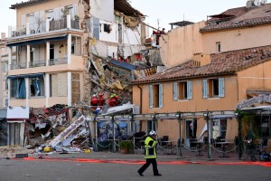 Un hombre muerto y dos desaparecidos tras derrumbarse un edificio en Francia