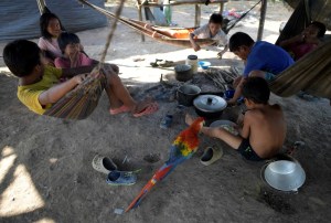 Indígenas nómadas, desplazados por la violencia en la Amazonía colombiana