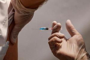 Estudios indican que cada vez es más necesaria una tercera dosis de la vacuna contra el coronavirus para combatir ómicron