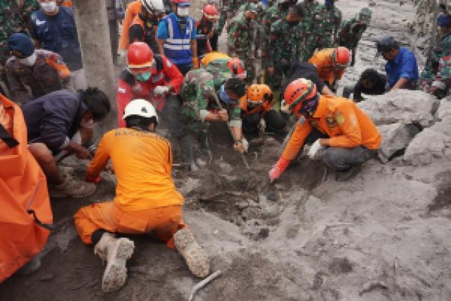 Ascienden a 15 los muertos y 27 los desaparecidos por erupción de un volcán  en Indonesia - LaPatilla.com