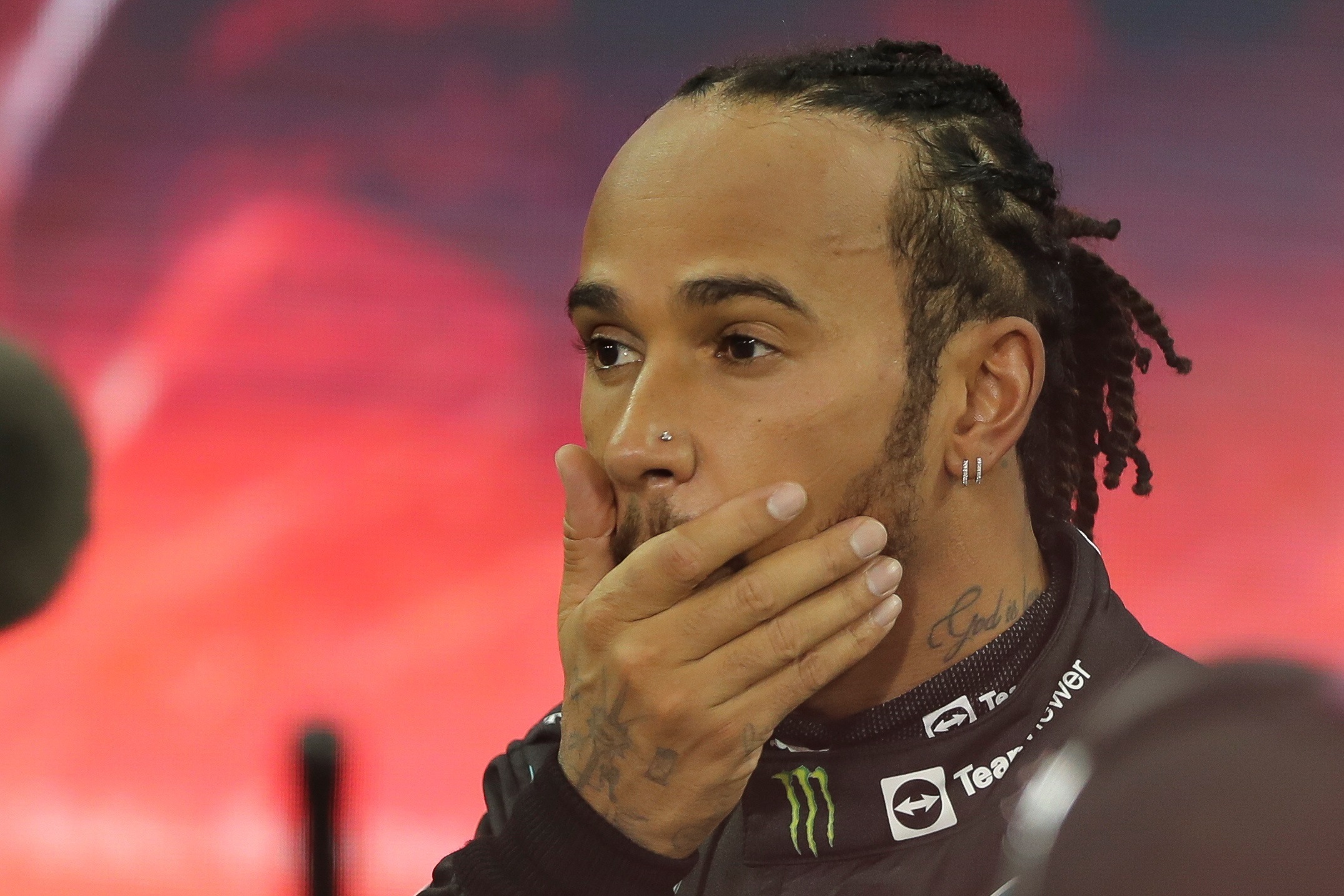 Hamilton bromea sobre la prohibición de pilotar con joyas